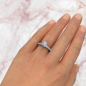lab-created-round-cut-diamond-graduated-shared-prong-engagement-ring
