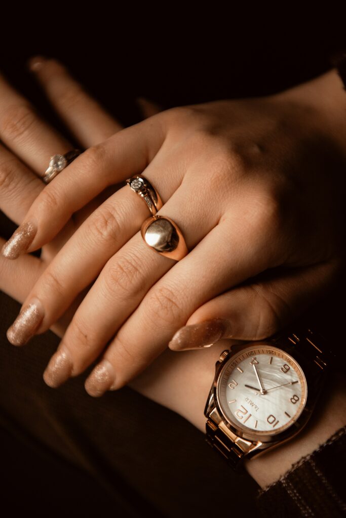 how-to-choose-women’s-gold-engagement-rings-styles-trends-buying-tips-sarlyn-modern-ring