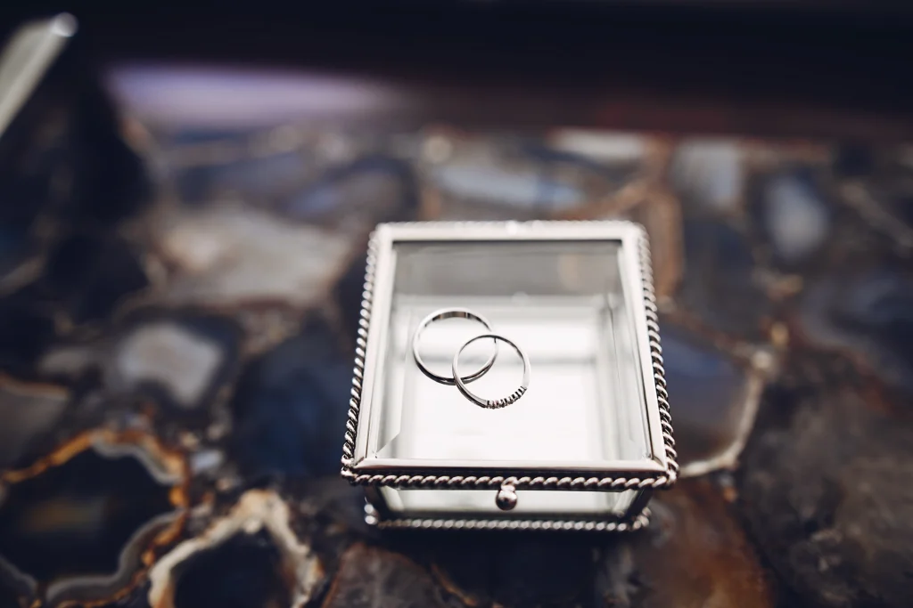 why-silver-is-the-new-favorite-for-engagement-rings-sarlyn-1