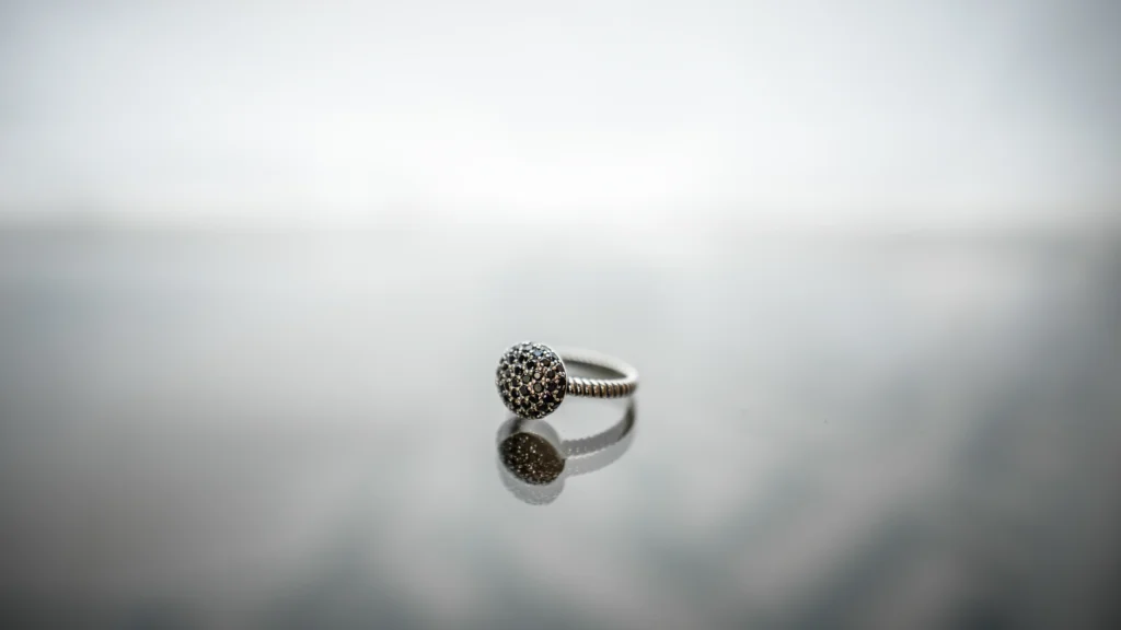 why-silver-is-the-new-favorite-for-engagement-rings-sarlyn-2