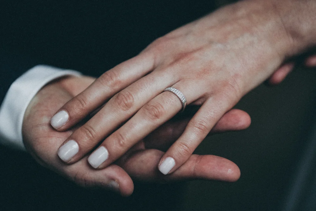 why-silver-is-the-new-favorite-for-engagement-rings-sarlyn-8