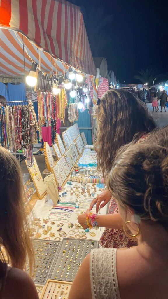 jewelry-exhibition-crowd-seattle-sarlyn