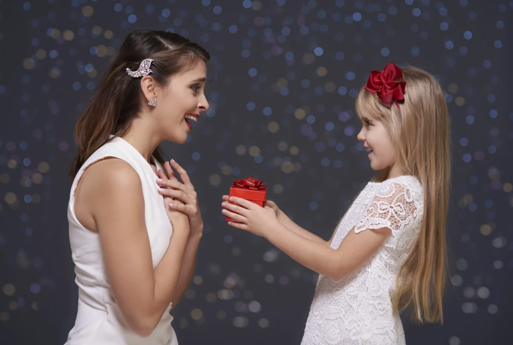 best-mother’s-day-jewelry-gifts-beautiful-pieces-every-mom-will-love-sarlyn-1