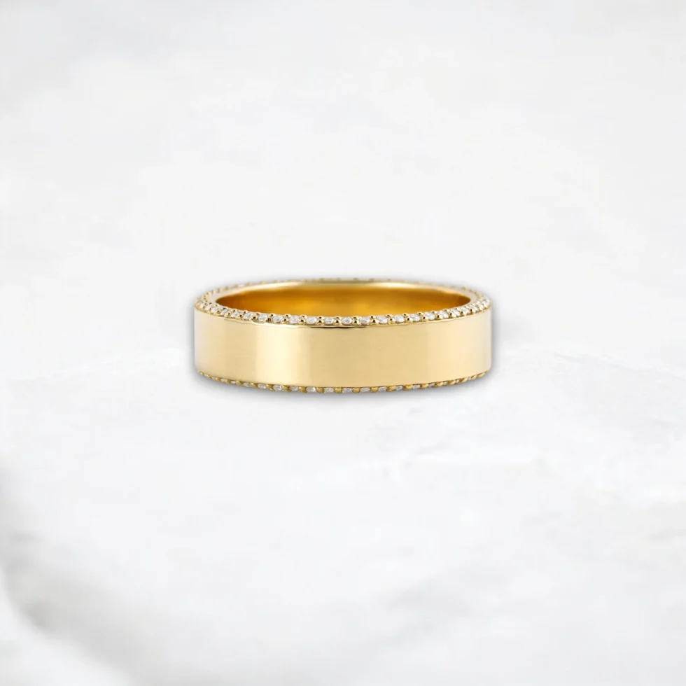 modern-elegance-round-cut-diamond-edge-men's-wedding-band-1