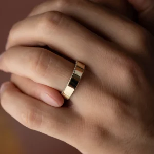 modern-elegance-round-cut-diamond-edge-men's-wedding-band-7