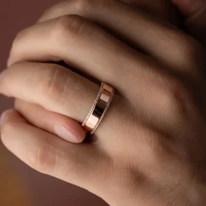 modern-elegance-round-cut-diamond-edge-men's-wedding-band-8