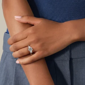 three-stone-round-cut-diamond-twisted-pave-band-engagement-ring-15